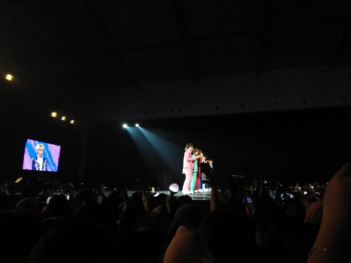ssongmitha's tweet photo. 151115 #InfiniteEffectinJKT #INFINITE 
230917 #DiamondEdgeinJKT #SEVENTEEN 
181118 #CONTINUETourinJKT #iKON 

dulu awalnya bilang, udah cuma sekali nonton konsernya, eh ga pernah bisa kalo cuma sekali, banyak cerita di tiga konser ini, dan semua nya bener2 beda dan amaze bgt https://t.co/TdNrchTg8X