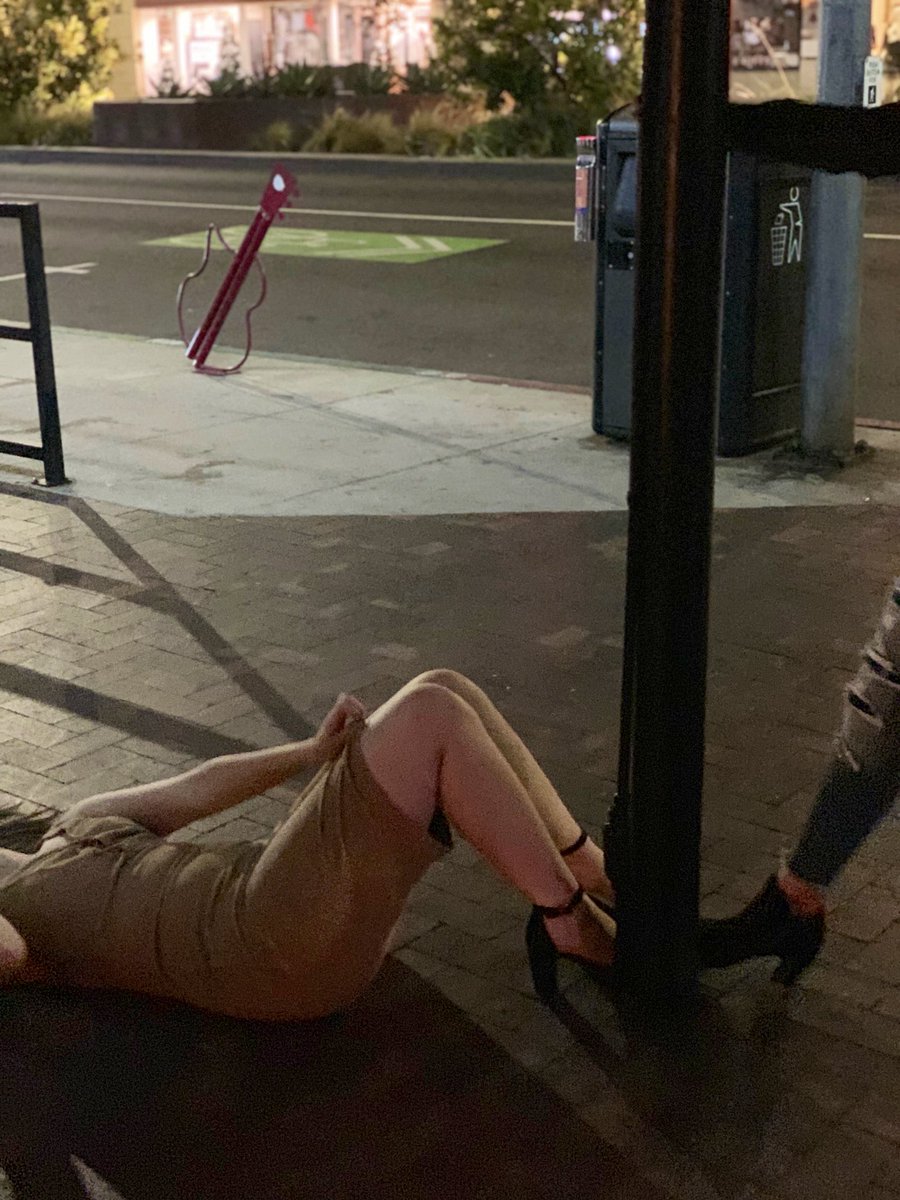 fatimaveee's tweet photo. “How was your 21st?!” 

me: https://t.co/O4SeigPqSI