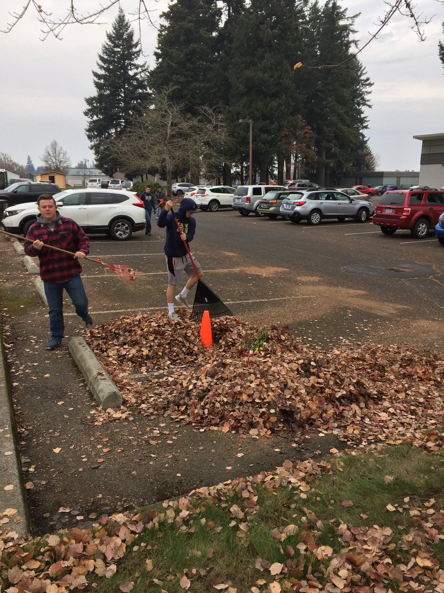 CougarChs's tweet photo. The Cougars helping in the community. #P.U.P. https://t.co/T2qP7dhzHy