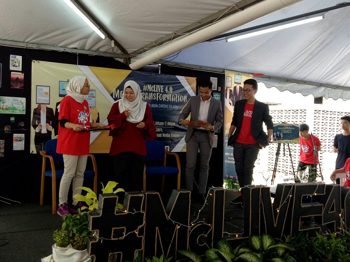 McLIVE2018_'s tweet photo. LIVE UPDATE: Penyampaian hadiah kepada alumni.
#mclive2018 #mediatransformation #McLIVE #fkpm #uitm https://t.co/BXHnbzAM0f