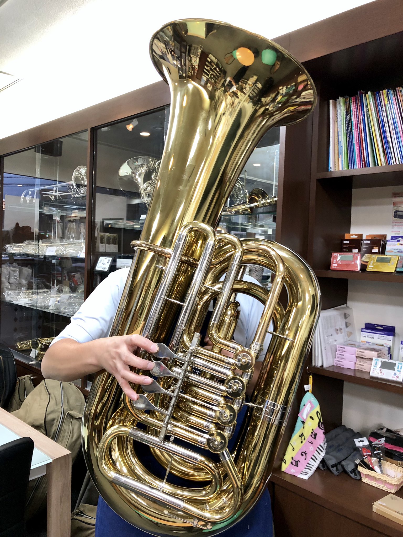 管楽器専門店ウィンズラボ 中古ヤマハチューバ 凹みもほとんどない 大切に使われていたチューバが入荷 ロータリーも抜差管も整備の行き届いた大変良好な状態です ケースはソフトケースが付いております 中古チューバ ヤマハ Ybb 641 新品定価 管楽器専門店ウィンズラボ 中古ヤマハチューバ 凹みもほとんどない 大切に使われていたチューバが入荷 ロータリーも抜差管も整備の行き届いた大変良好な状態です ケースはソフトケースが付いております 中古チューバ ヤマハ Ybb 641 新品定価