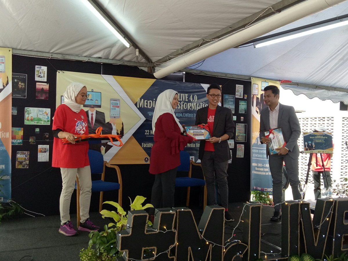 LIVE UPDATE: Penyampaian hadiah kepada alumni.
#mclive2018 #mediatransformation #McLIVE #fkpm #uitm