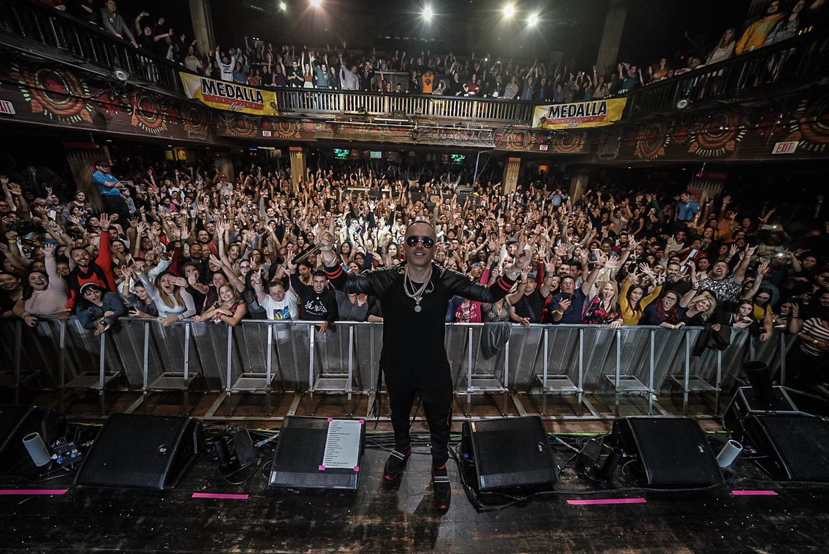 yandeloficial's tweet photo. Orlando ustedes son familia gracias por el apoyo! #UpdateTour2018 #Yandel @HOBOrlando https://t.co/Cke3Af9MI8
