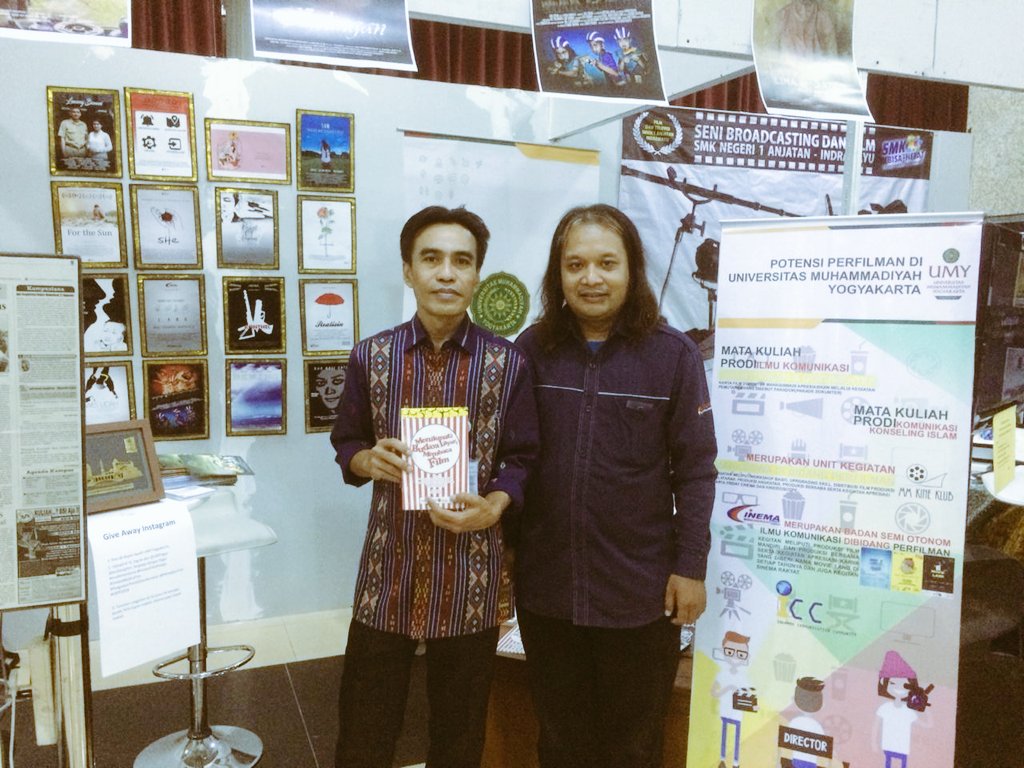 Terimakasih Bapak Maman Wijaya, direktur @pusbangfilm yang telah mengunjungi booth <a href="/UMYogya/">UMY</a> di #GKFP2018 . Selamat menonton karya kami dan membaca buku Menikmati Budaya Layar, Membaca Film yang ditulis oleh dosen <a href="/komunikasiumy/">Ilmu Komunikasi UMY</a>