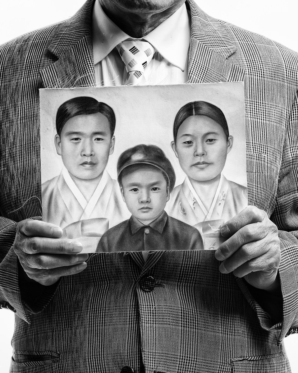JaeyeonWoo's tweet photo. #Photographer reunites separated families of 70 years through #photos https://t.co/HJcDsPZHrI "I could immediately see their deep sorrow in their eyes. Their eyes tell it all, the sadness of not being able to see their family for nearly 70 years. Words are superfluous." #변순철 https://t.co/7d1iIW5x90