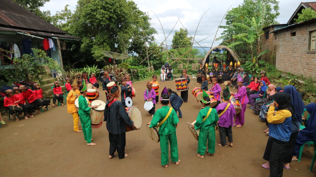 kabanewscom's tweet photo. Silaturrahmi Komunitas Budaya Anak Nagari di Laman Tari Bulaan, Balingka - https://t.co/eBfiWtlfGK via @kabanewscom https://t.co/woi1WkHvCo