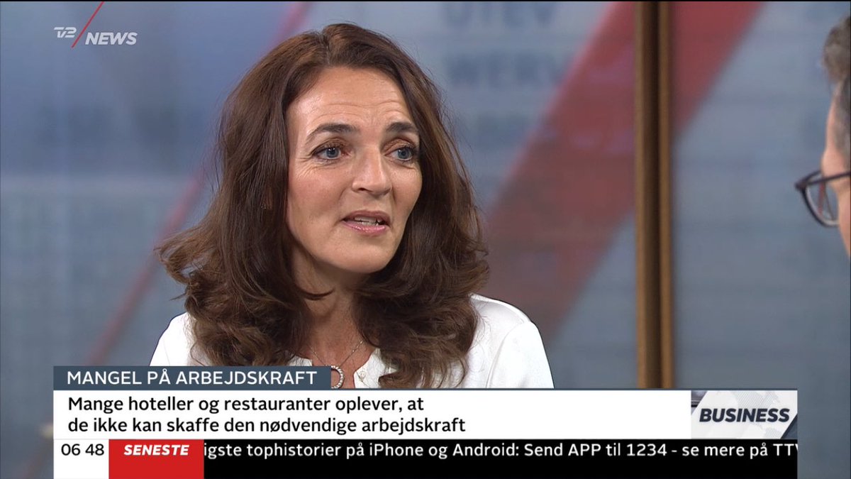 KirstenMunchA's tweet photo. Hoteller og restauranter er største jobskaber. Vi mangler arbejdskraft. Digitalisering er en naturlig del af løsningen. På @tv2newsdk og HORESTAs årsdag i dag med over 600 deltagere  #dkbizz #dkturisme #HORESTA2018 https://t.co/0VranzrSz2