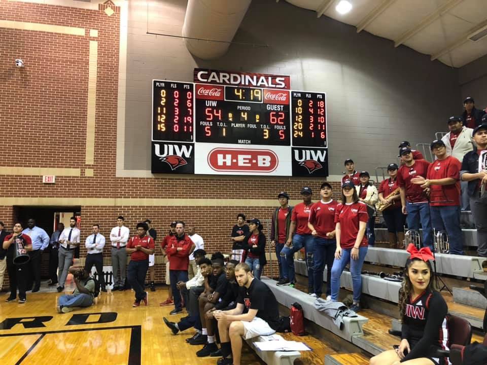 UIWBands's tweet photo. First doubleheader in the books for the CRBB! #AffectTheGame #TheWord #OneWordStrong @UIWMensHoops @UIWWomensHoops https://t.co/2Ykll518tx