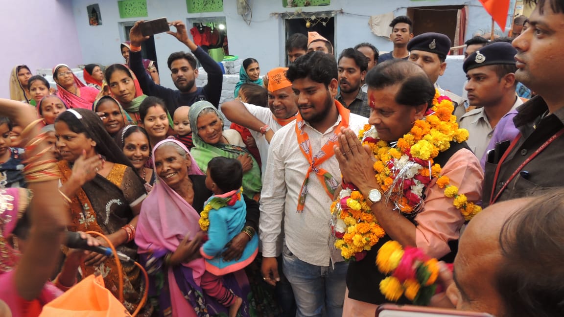 भाजपा  के चल रहे हैं ग्वालियर में जनसंपर्क अभियान के दौरान  जयभान सिंह पवैया  जी ने  दुर्गादास मंडल वार्ड 12  चार शहर  का नाका  में जनसंपर्क किया और इसी बीच जयभान सिंह पवैया जी ने सभी नगर वासियों से अपील की आने वाले  विधानसभा चुनाव में 28 नवंबर को अत्यधिक मात्रा में लोग अपनावोट