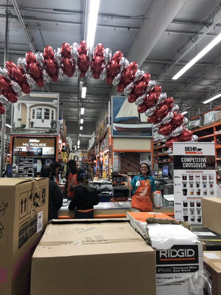 CheriseLuci's tweet photo. Balloon Arch ready for Black Friday! @CintronLoi @brendiuxmtez @BFlaar @YourSafetyIs1st https://t.co/HDheUMxOam