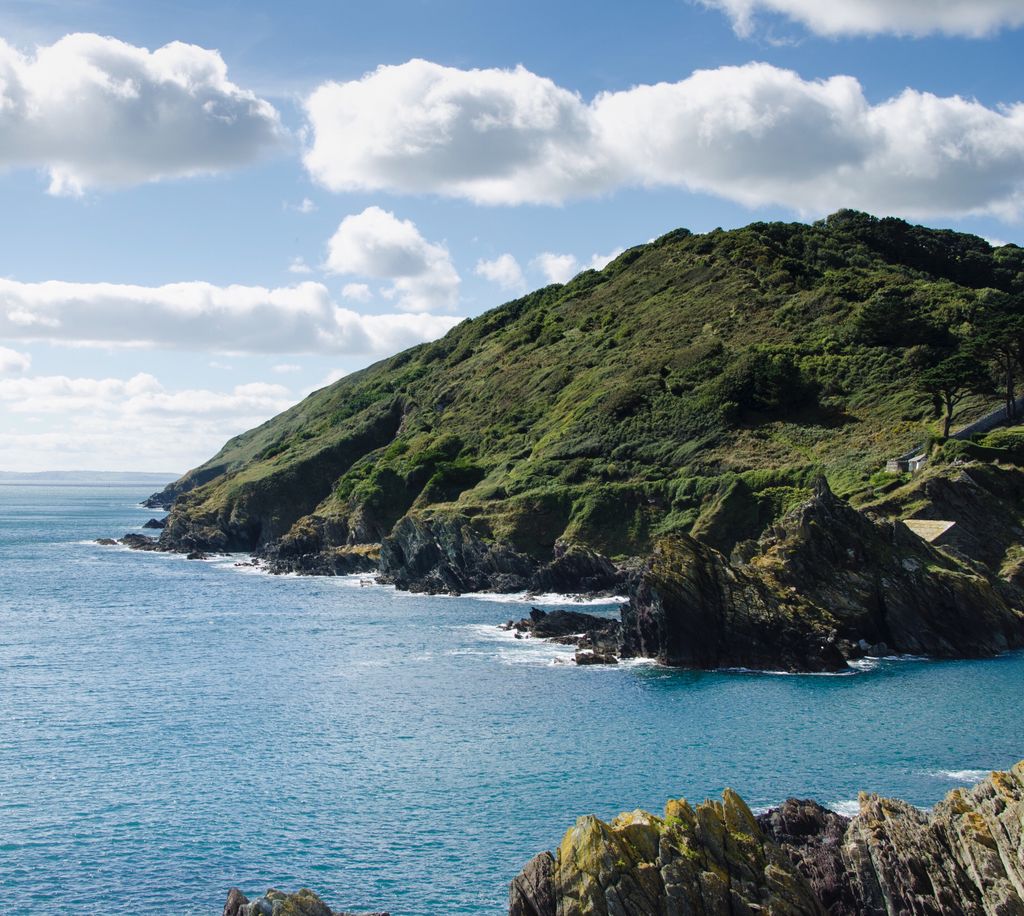 Staring down into the harbour entrance of Polperro! It was definitely chilly up on the cliff tops, but well worth the view! The coast line looks like something out of Jurassic Park! ☀️ 🌊 👌⠀ #GetMeToCornwall #Polperro #Cornwall