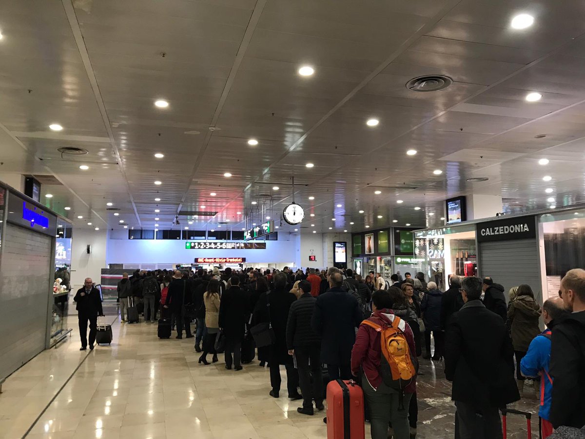 Escataq's tweet photo. @Renfe hoy pasaremos de twitter a la queja formal.Para muchos es nuestro medio de transporte al trabajo!Colapsan la estación para el resto de usuarios y nadie se merece al pedir explicaciones gritos ni gruñidos.Menos ofertas de #RenfeCyberWeek y más soluciones #renfe #aveBCN https://t.co/PzYEbTrmNf