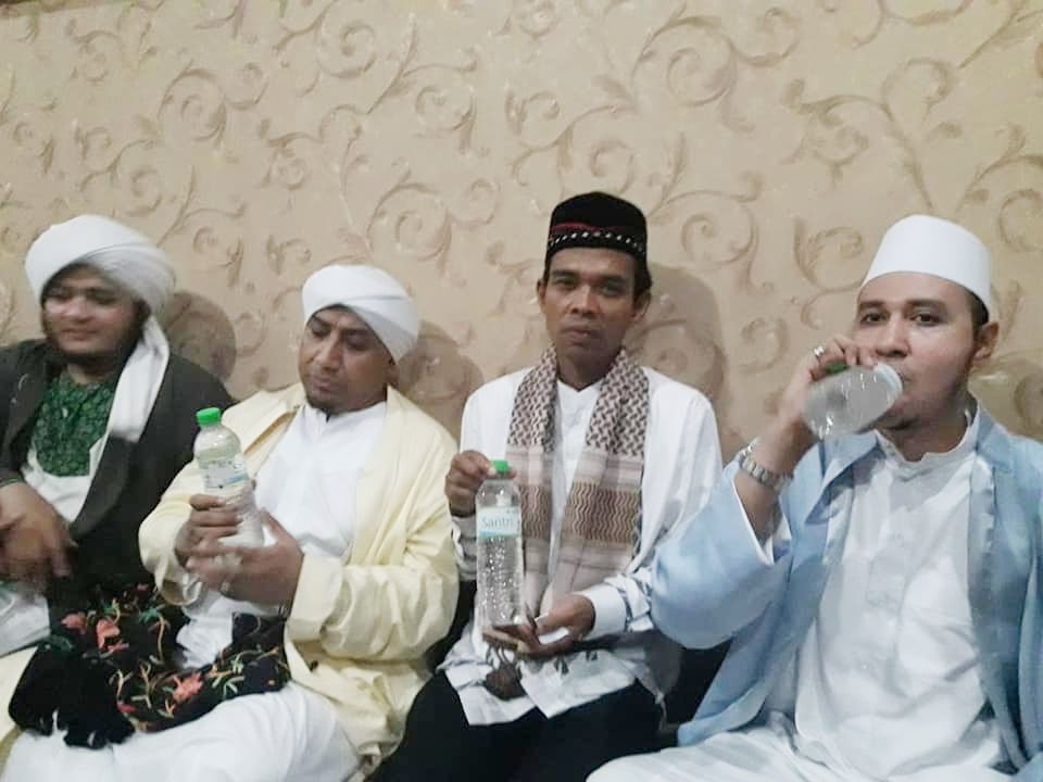 SantriSegar's tweet photo. @ustadabdulsomad  Minum Air Mineral Santri https://t.co/ul3jXzXALj