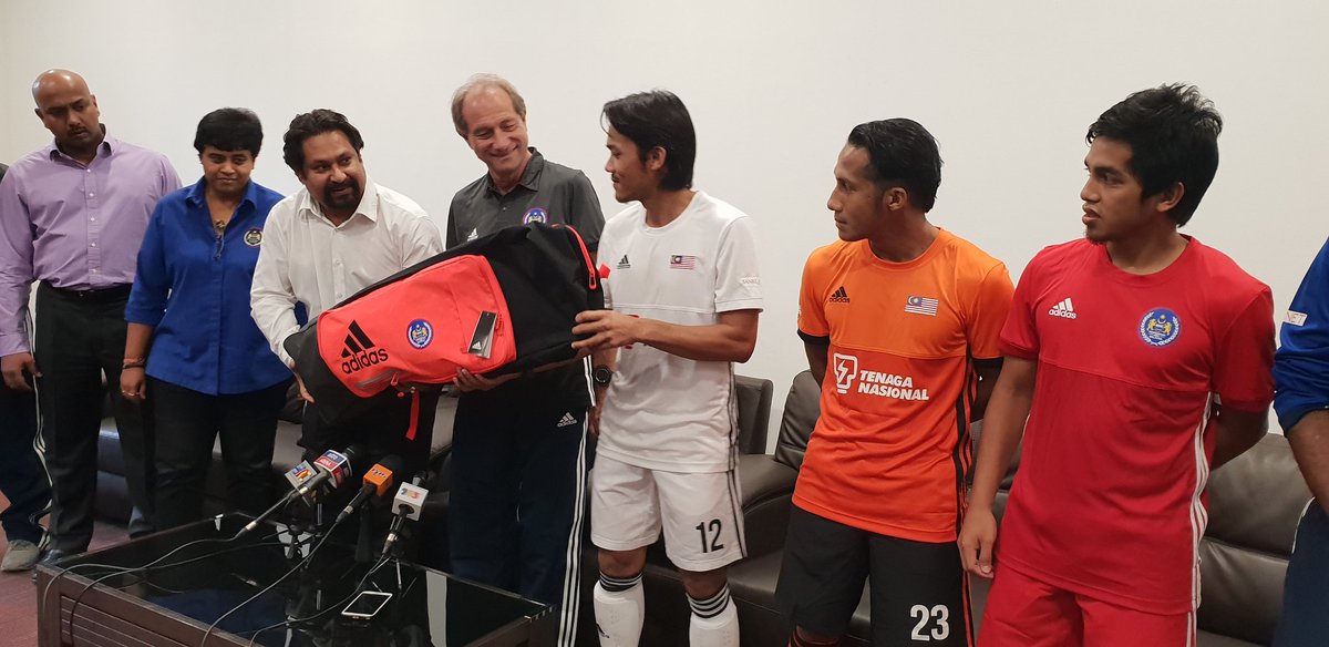 hockeymalaysia's tweet photo. Malaysian Hockey Confederation (MHC) has today launched the latest kit for the national hockey team. The latest kit will be used for the World Cup 2018 at Bhubaneswar, India. https://t.co/K0Vsqk9qdF
