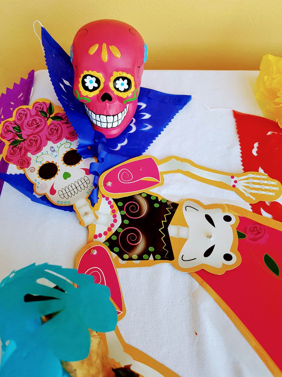 LpoA_Fournier32's tweet photo. Création des élèves de #TermL : l'autel #mexicain du #DiaDeMuertos . Très joli travail de recherche #EAC32, d'inventivité artistique et d'implication, comme s'en réjouit l'assistante d'Espagnol. Des couleurs pour pallier à la grisaille du ciel de #Mirande en #Novembre https://t.co/IFEqs6nlkT