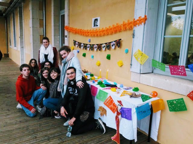 LpoA_Fournier32's tweet photo. Création des élèves de #TermL : l'autel #mexicain du #DiaDeMuertos . Très joli travail de recherche #EAC32, d'inventivité artistique et d'implication, comme s'en réjouit l'assistante d'Espagnol. Des couleurs pour pallier à la grisaille du ciel de #Mirande en #Novembre https://t.co/IFEqs6nlkT