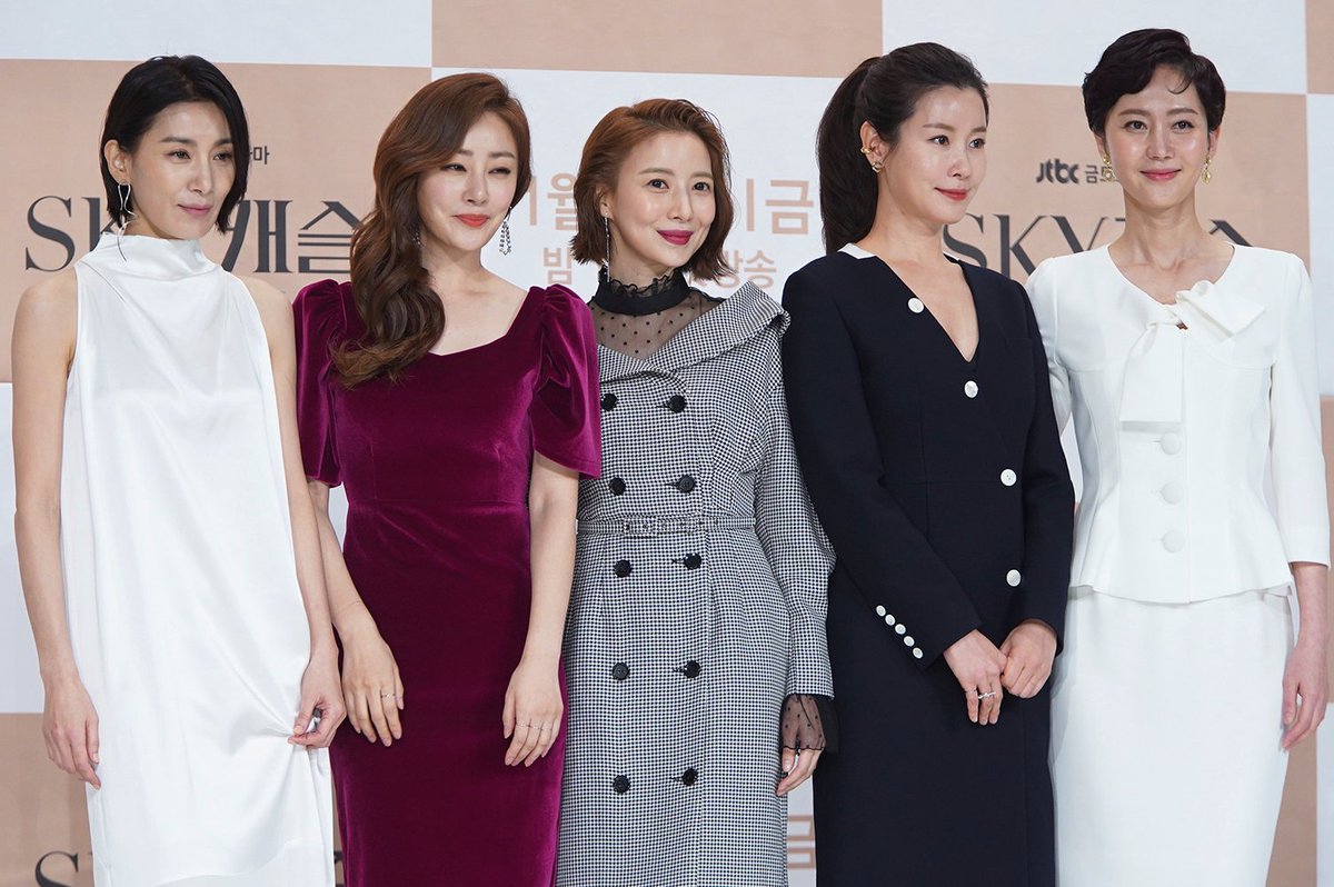 ♣ JTBC 금토드라마 <SKY캐슬> 제작발표회 남편은 왕으로, 제 자식은 천하제일 왕자와 공주로 키우고 싶은 대한민국 상위 0.1%의 그녀들이 사는 곳...