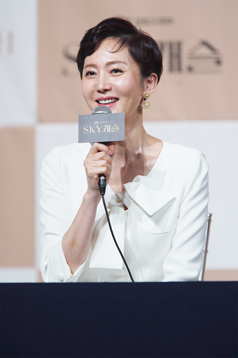 ♣ JTBC 금토드라마 <SKY캐슬> 제작발표회 남편은 왕으로, 제 자식은 천하제일 왕자와 공주로 키우고 싶은 대한민국 상위 0.1%의 그녀들이 사는 곳...