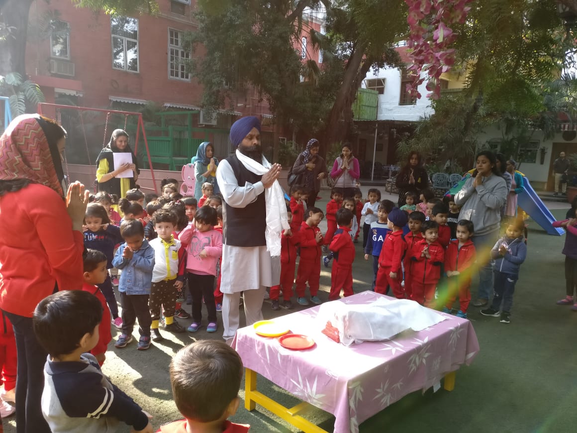 LearningTreeDel's tweet image. Happiness is gathering together, singing hymns and savoring the Kada Prasad on the holy celebration of Gurupurub The Learning Tree Playschool 😊
#TheLearningTree #Thelearningtreedelhi #preschool #playgroup #Delhi #Gurupurab #GuruNanakJayanti #Gurupurab2018 #hymns #kadaprasad