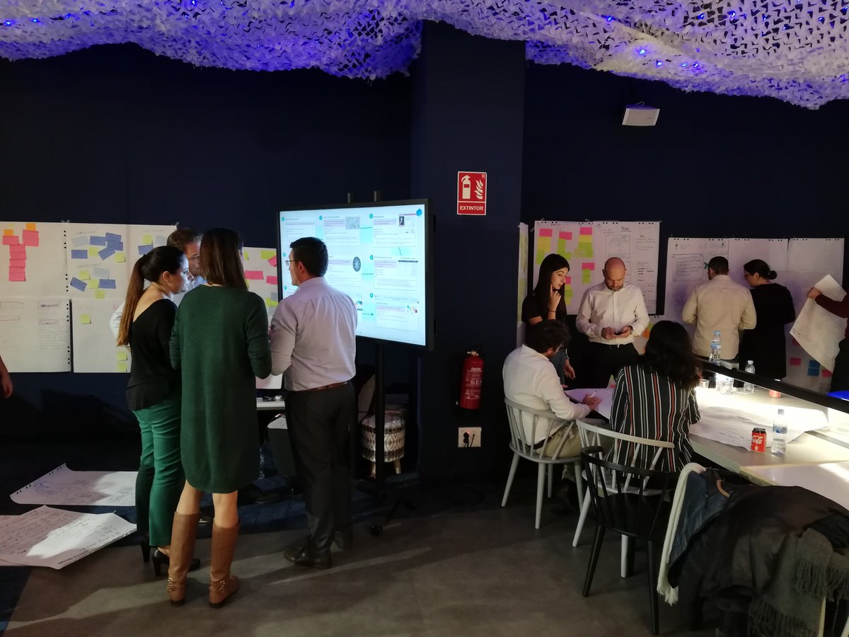 Lucferona's tweet photo. Genial experiencia ayer con los participantes del curso "Experto en estrategia digital en seguros" de @Inese_seguros . Buenas exposiciones tras una tarde de #desingthinking https://t.co/KCSI1ZEvIk