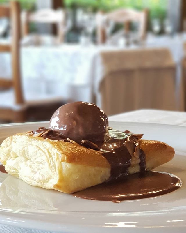 gemaesantiago's tweet photo. 🌟Hojaldre recién horneado con almendra, crema pastelera y chocolate caliente🌟
No te olvides de reservarlo cuando te tomen nota 📝 asi te aseguras el mejor postre de la carta de @laposadadellaurel en #Prejano #LaRiojaApetece
#EmbajadoresLaRioja
@lario… https://t.co/2uhRDZE7ka https://t.co/DAfRCYN4uR