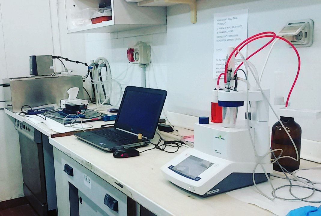 highco2seas's tweet photo. Another day of analysis in #ischia with @3NuriaTeixido and @alice_mirasole. Many thanks for tips and help to @LidiaUrbini, #oceanacidification #carbonatesystem https://t.co/ZFB3q2X8nP