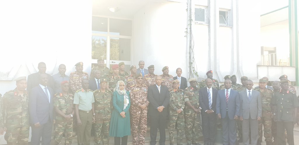 BilanMohamed8's tweet photo. Group photo, with CDF of Sudan, South Sudan, Uganda, Kenya, Rwanda, Somalia, Djibouti and Ethiopia MoD #IGADSSO https://t.co/v3sspquMis