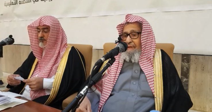 AJELNEWS24's tweet photo. الشيخ صالح الفوزان في محاضرة بجامعة الإمام محمد بن سعود الإسلامية:

" لا مكان بيننا للمجاملة أو المداهنة أو التقاعس، فليس على الإنسان أغلى من عقيدته ووطنه وأمنه وأمته، وعلينا السمع والطاعة لولاة الأمر - حفظهم الله - ، وتقوى الله عز وجل في السر والعلن ".
.
. https://t.co/UFkC8zdmKp