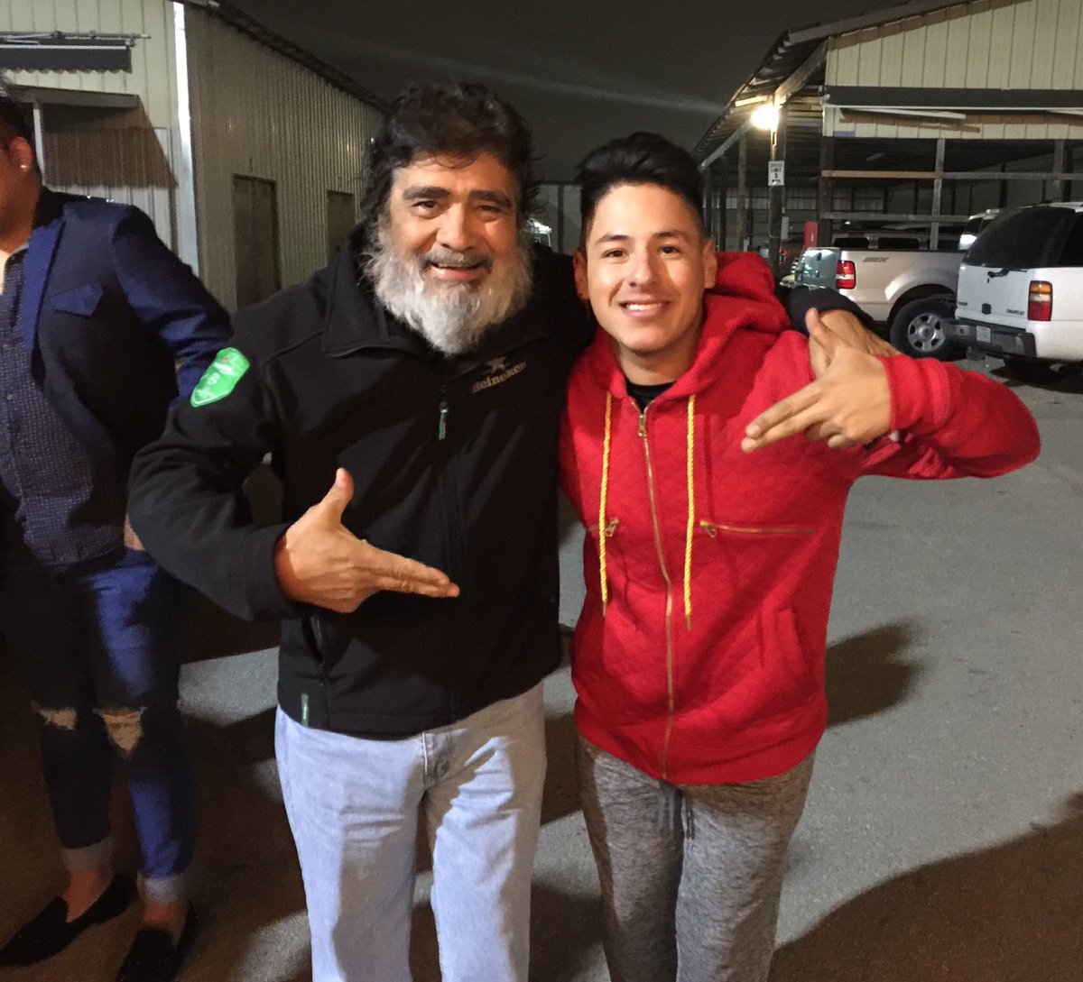 fhernandodrums1's tweet photo. Show Terminado en San Antonio Tx.
Saludando al Revelde de la Acordeón Celso Piña y Piña Rube (El Rube)
“Aquí presente Compa”
Sale para Dallas Texas...🚐🥁
#Yosoyfherdrums #Grupoflash #Haram #NashCustomdrums #Headartdrums https://t.co/30yLdjQuEq