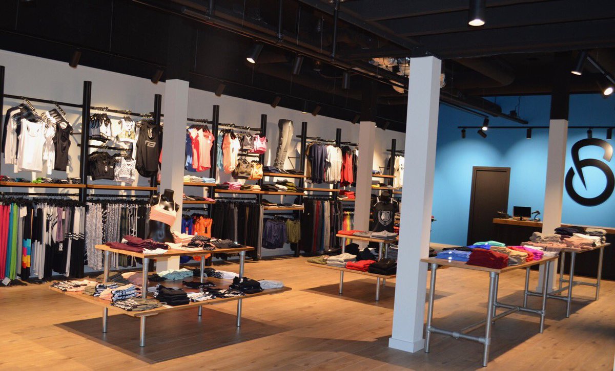 Winkelstad's tweet photo. Vier jaar geleden zijn de broers Frank en Koen Volmer gestart met hun eerste webshop in sport- en fitnesskleding. Vandaag de dag: 4 webshops rijker én een prachtige eerste vestiging in onze binnenstad. https://t.co/JLYtOK3Jt4