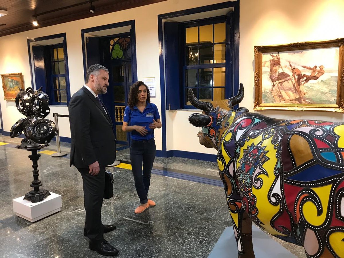 savoner's tweet photo. Muito agradecido ao Prefeito Roberto Claudio péla excelente reunião. Trocamos perspectivas e oportunidades de colaboração entre Canadá e Fortaleza. Grande prazer também poder visitar o magnífico predio da @prefeiturapmf e as suas peças de arte! #comercio #educação #SENDI2018 https://t.co/txM7QmsprS