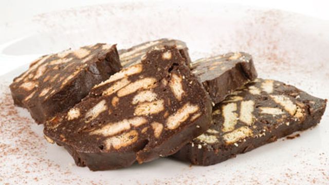 بسكويت الشوكولاتة لايت
 ضعي الحليب والبيض والكاكاو والفركتوز ففي قدر علي نار هادئة حتى تتماسك 
إرفعي القدر عن النار ثمّ أضيفي إليه الزبدة والبسكويت وحرّكي حتى يتجانس 
ضعي المزيج على ورق بلاستيك ثمّ لفّيها مع الضغط 
أدخلي اللفافة إلى الثلاجة لمدة ساعتين 
 قطّعيها دوائر و قديمها