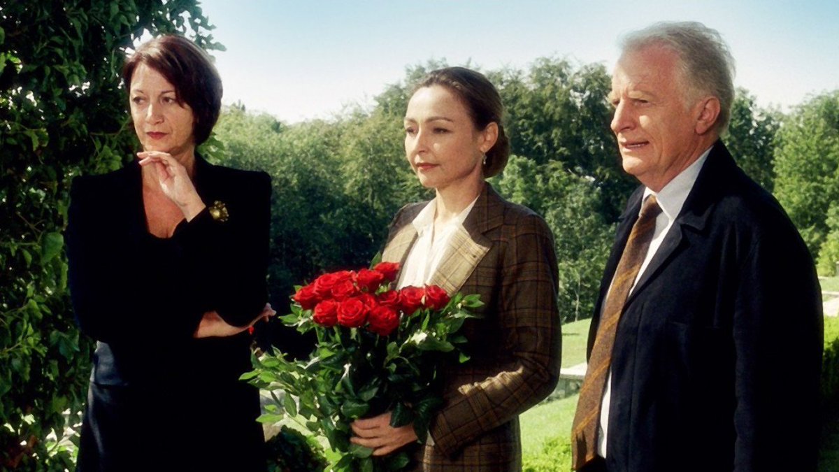 G M 自粛継続 熟年おしどり探偵 トミーとタペンス フランス映画なので ベリゼールとプリュダンス の掛け合いも楽しく 物語も現代風に巧くアップデートされて見所満載 更にキーマンとなる老婆役を ジュヌビエーブ ビジョルドが演じていて色々と驚き