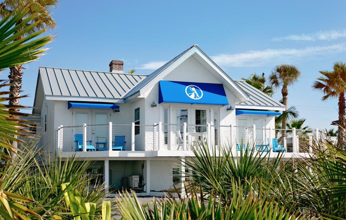 Stay right across the street from white-sand St. Pete Beach! $155/night for adorable studios with complimentary breakfast &amp; WiFi bit.ly/2qX9H6b #florida #traveldeals #vacationrentals #beachthursday