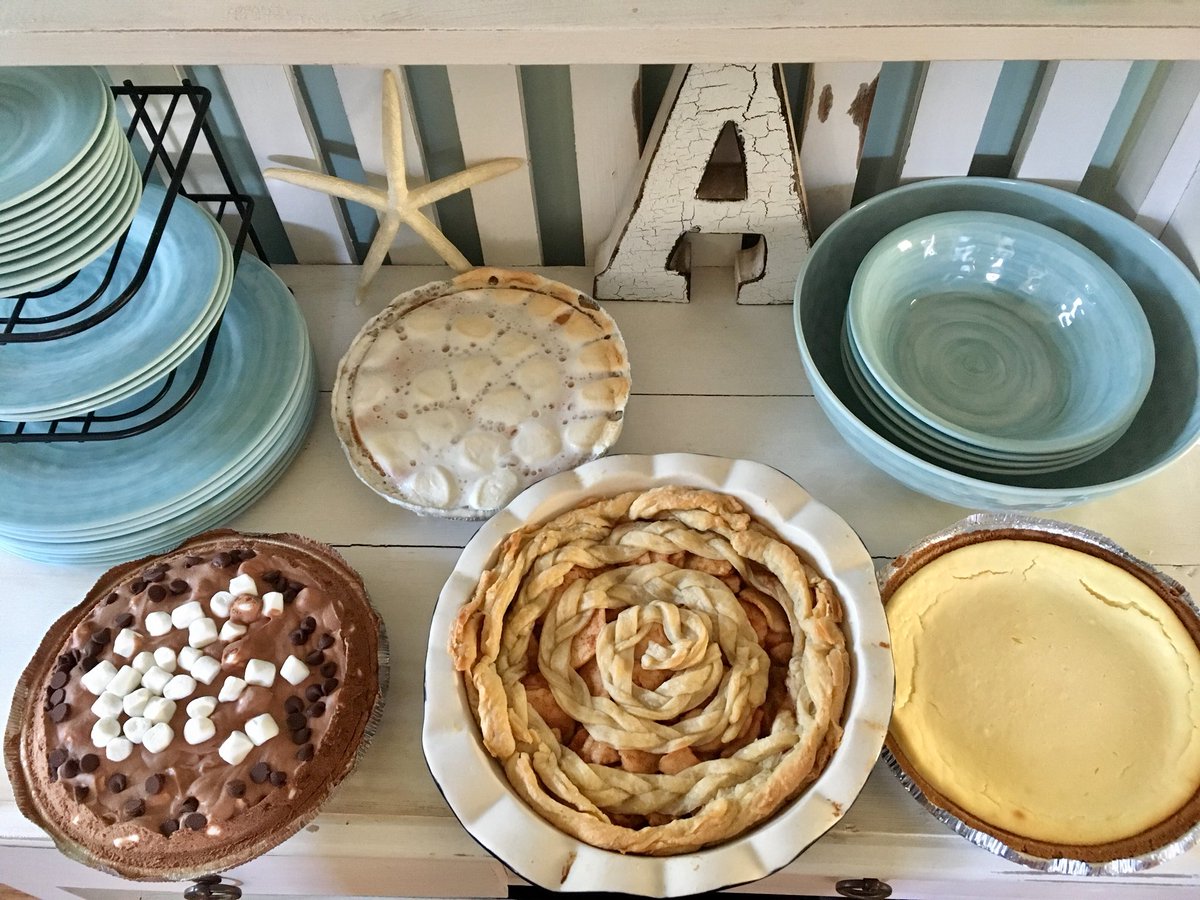 AmyMacKinnon's tweet photo. Happy Givingthanks Day! #sweetpotatopie #cheesecake #deepdishapplepie #smorespie https://t.co/hZq1coCQxO