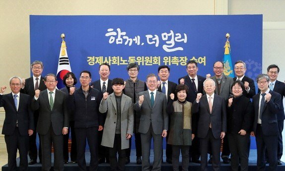 multiact's tweet image. '경사노위' 출범하는 날. 문 밖에서는 잡월드 노동자들이 단식으로 하나둘씩 스러져 갔다. 얼마 멀지도 않은 거리였다. 위선의 벽이 서 있다. 당신들끼리 함께, 더 멀리 멀리. 돌아오지 마라. 오라가라 하지 말고... m.mediatoday.co.kr/?mod=news&amp;amp;act=…