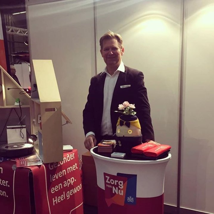 tinybotsNL's tweet image. #Tessa is vandaag samen met Alex van #Healthkompas op pad! Ze zijn op de @lieverthuisinfo beurs in het @Beursgebouw 

📷 Kom je Tessa ook ontmoeten? Je kunt haar vinden in de stand van @zorgvannu  (nr. 189). De beurs is nog te bezoeken t/m 24 november.

#zorgrobot #ehealth #vws