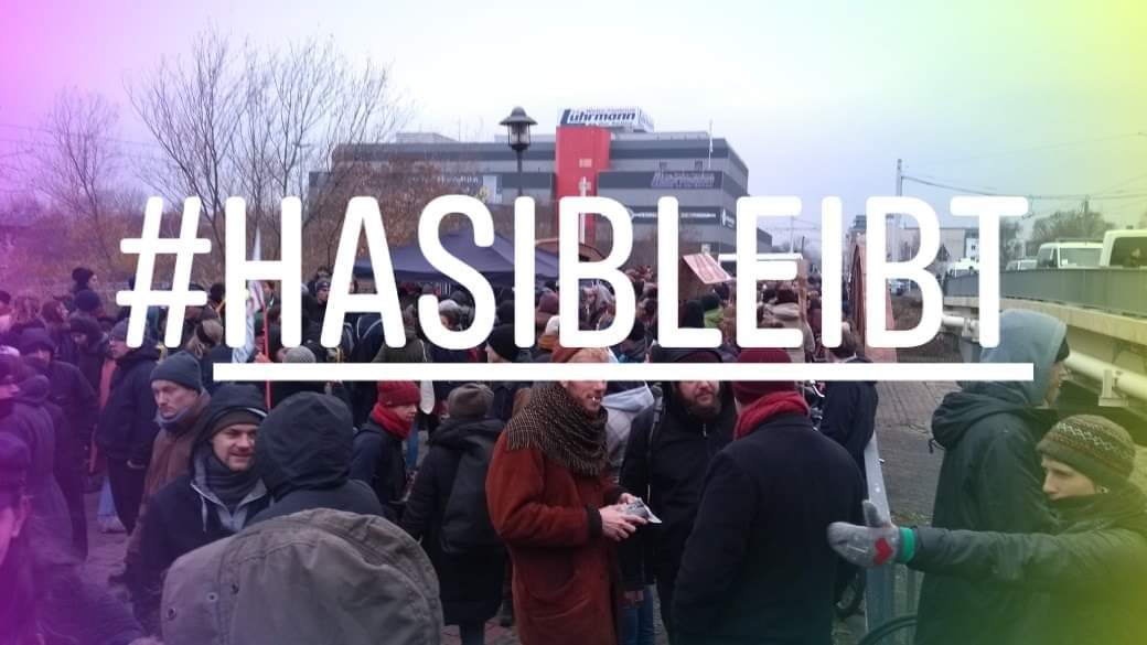 gj_hal's tweet photo. 1:0 für #HASIBLEIBT! Großartige Solidarität gestern! Jetzt sofort Strom + Wasser zurück ins Haus. Keine Räumung = keine Schikane! Und schämt euch @PolizeiPDSued, die Pressefreiheit mit Füßen getreten zu haben. Welche Ordnung schützt ihr eigentlich? #hal2111 https://t.co/s9inwPJaSr