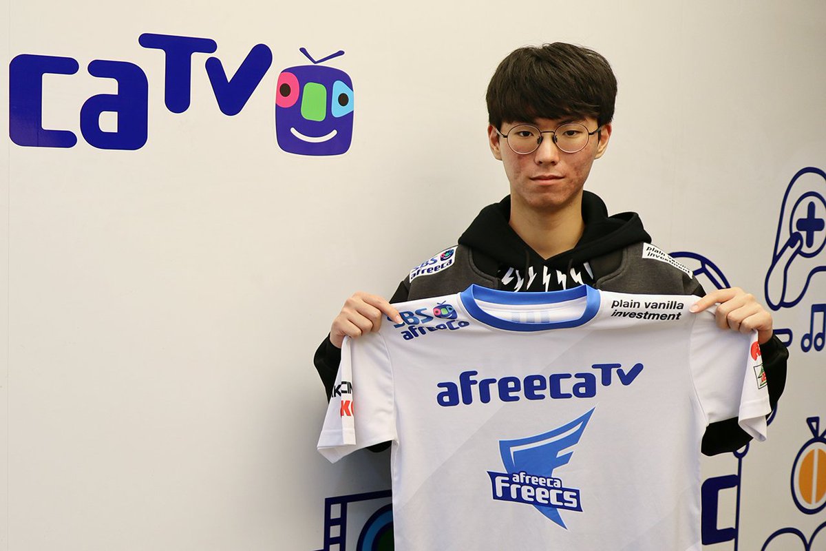 안녕하세요. 프릭스 팬 여러분. 

2019 아프리카 프릭스는 새로운 미드 라이너'유칼' 손우현 선수를 영입했습니다.

새롭게 합류한 '유칼'손우현 선수는 2018년 3월 KT롤스터에서 데뷔해 주전 미드 라이너로 활약했는데요.