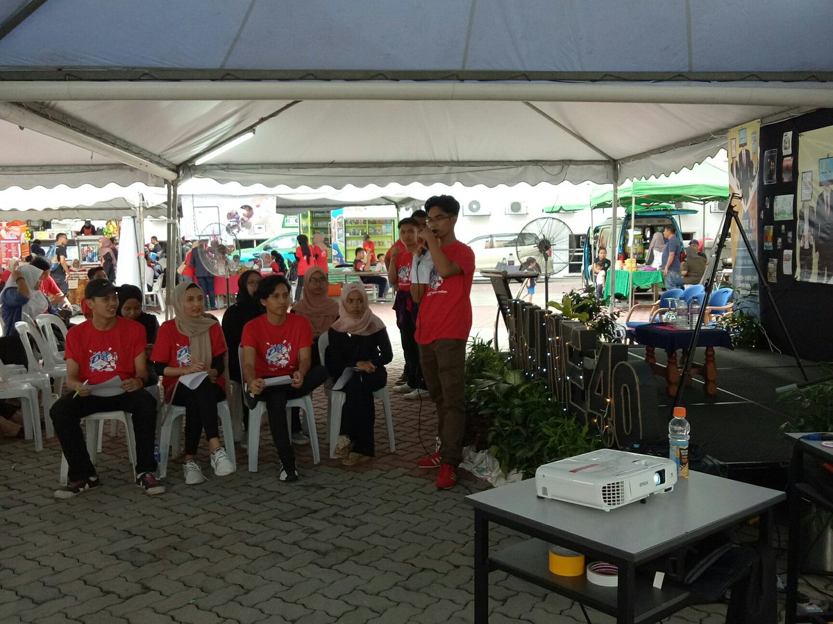 McLIVE2018_'s tweet photo. LIVE UPDATE: Permainan quiz antara pelajar.
#mclive2018 #McLIVE #mediatransformation #fkpm #UiTM https://t.co/g1KVe6kepN