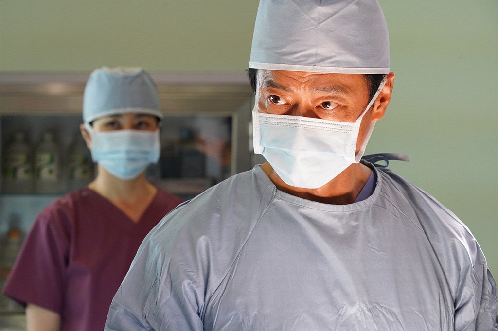 よる１０時 ドロ刑 警視庁捜査三課 白い巨塔に潜入捜査 大学病院に出没する窃盗犯を捕まえるべく斑目 中島健人 たち13係の刑事たちが変装 し奮闘 リーダーは変装の達人瑤子 江口のりこ 研修医美希 石橋杏奈 にナース斑目 患者として潜入した左門 日テレ公式