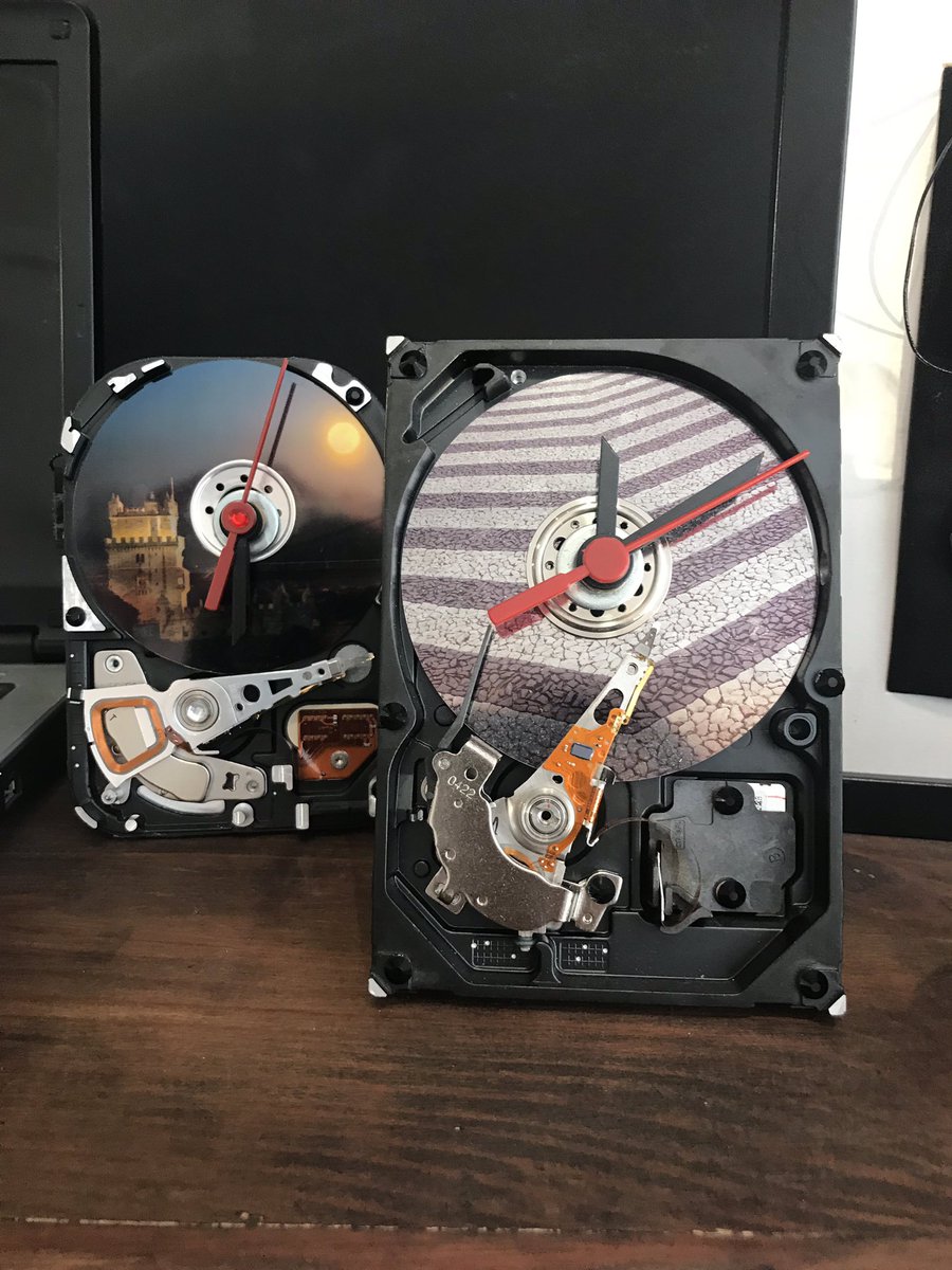 nandacampolina's tweet image. My kind of clock even though I would be the one saying “oh no, think the battery just died” if someone asked me what time is it. #coolclock #harddrive #recyclingtech #Icannottellthetime