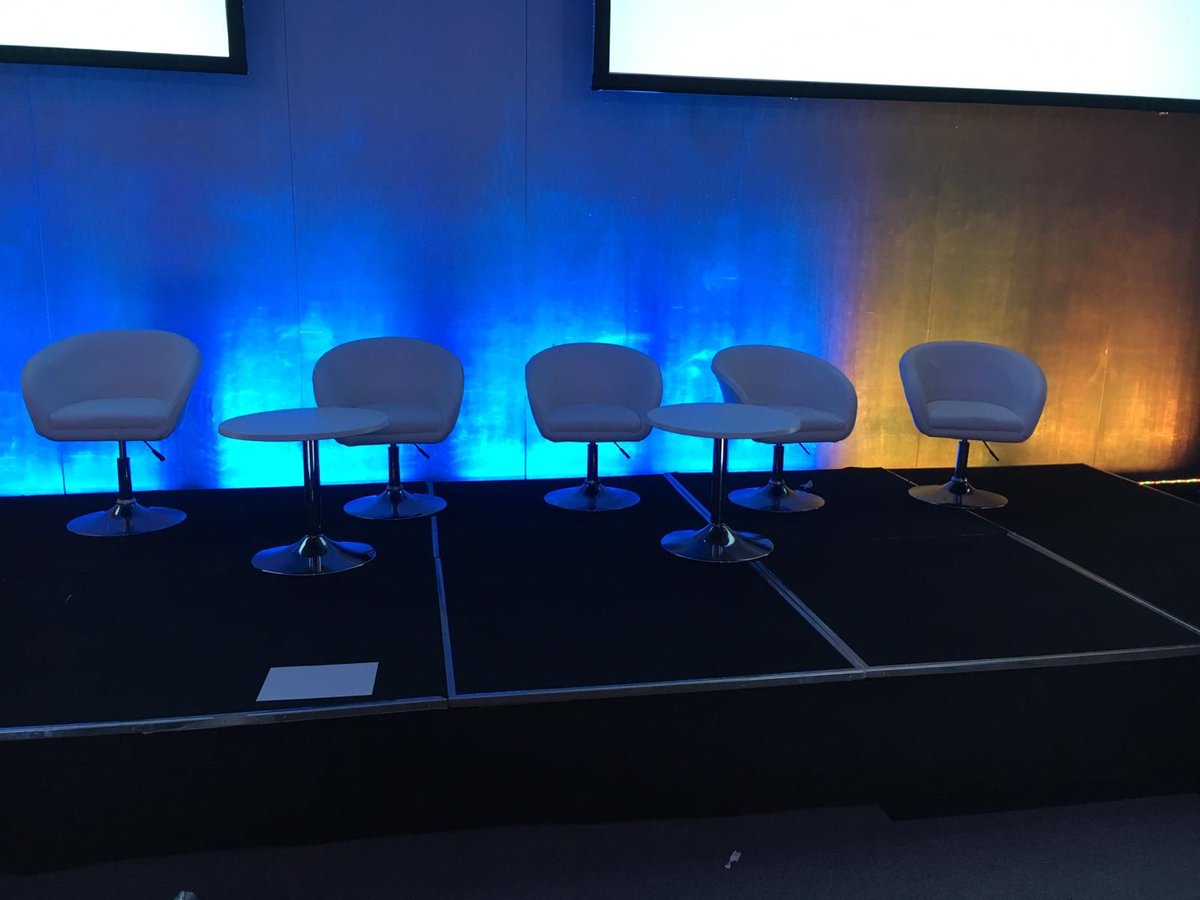 ¡Los tonos, la luz, los contrastes, la armonía, la sutileza...! 😍 Lugares que enamoran en #Malaga, lugares como el #Barcelo con nuestros #Baker en blancos y mesas #Jamaica 45cm con cristal.