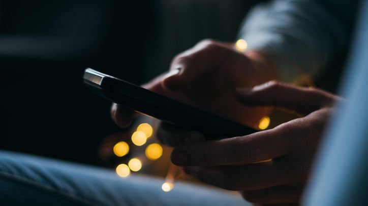 La luz azul que emiten las tablets y teléfonos celulares acelera problemas en los ojos que podrían dejarte ciego.