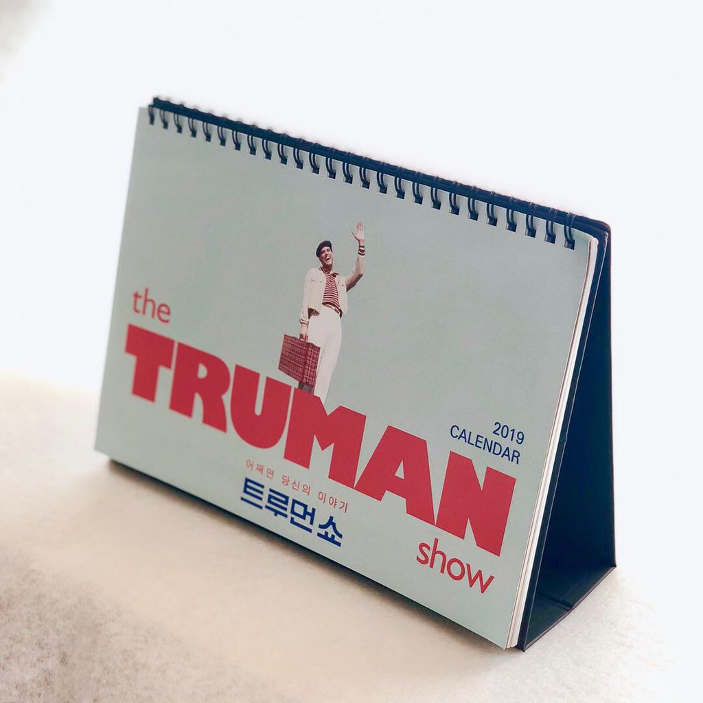 12월13일 재개봉 예정인 영화 <트루먼쇼> 2019 탁상 캘린더 작업을 했습니다. 캘린더에는 트루먼쇼 영화 스틸과 대사가 담겨 있습니다. 캘린더는...