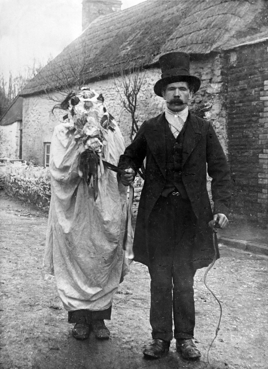 THREAD: The Mari Lwyd! The Mari Lwyd consisted of a horse's skull which had been buried in fresh lime for a year. In some cases, a wooden block was used instead of a horse's skull. #Wales  #History  #FolkloreThursday