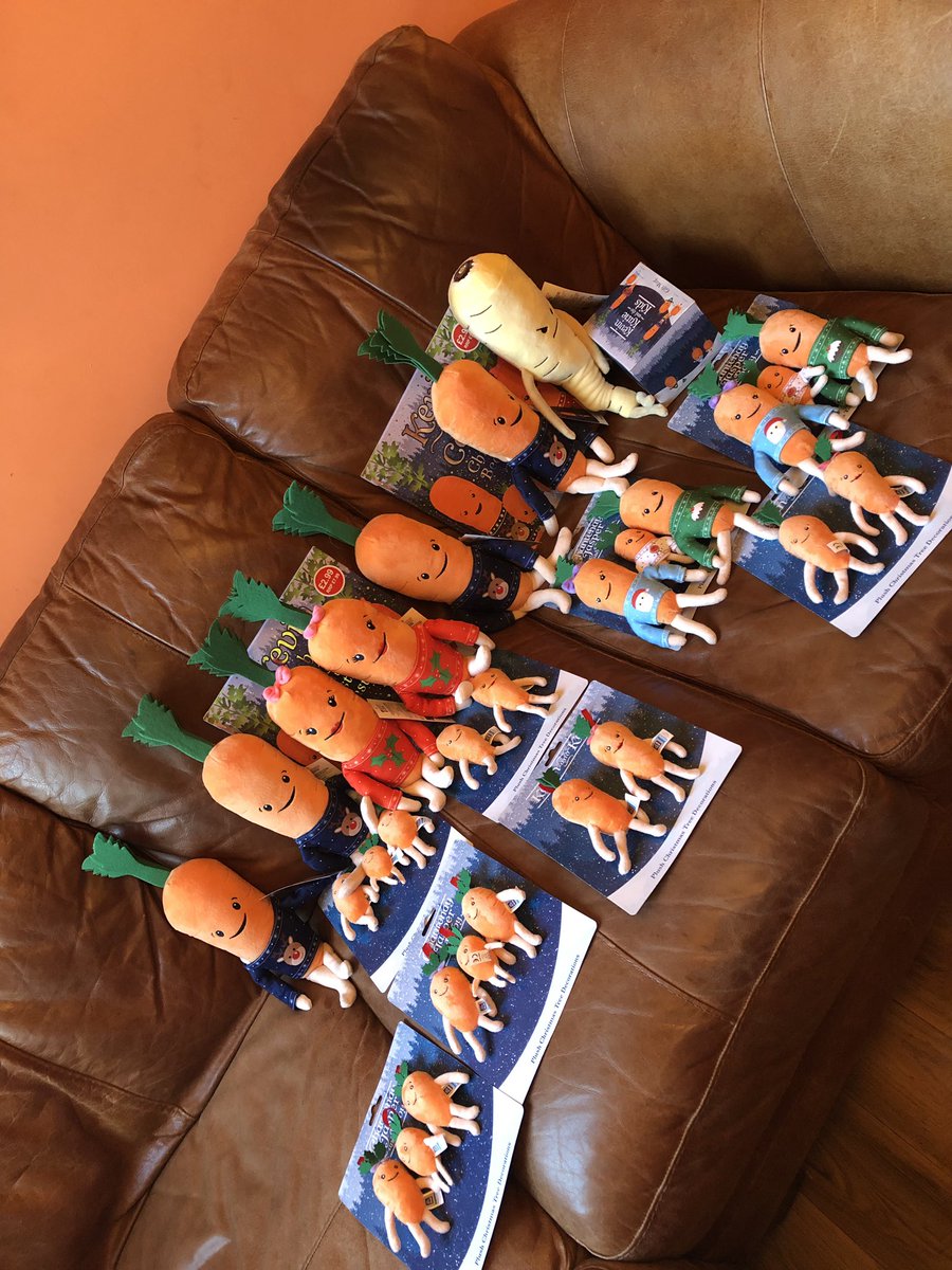 tamaraaaclarkkk's tweet photo. My mum said she likes that kevin carrot christmas advert so my dads been queuing out side aldi since 7 then was told it was only 2 carrots per person so has been in n out about 10 times hhahahahaha wtf is my maw gonna do with all these 😂😂😂 https://t.co/3NYlxiCU8m