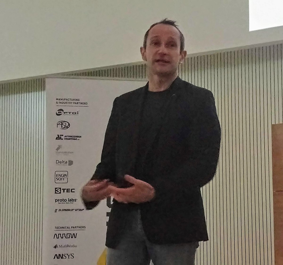 Industriofund's tweet photo. Intervento (molto applaudito) di Luca Baldazzi di #ARROW all'#HardwareClass #Modena negli spazi @UNIMORE_univ. Grande concretezza, grande capacità di visione, una lezione preziosa per i giovani startupper hardware di Modena @ArrowGlobal #22novembre #futuro #startup https://t.co/dYcLeKDjc7