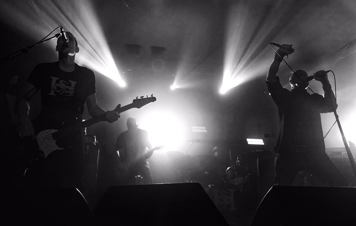 Lngway2neverlnd's tweet photo. Holy shit that escalated quickly ..... @realhughdillon @timwhiteok @theheadstones rule Victoria .... lit the touch paper and it went off #POHTour #25yrs #WednesdaynowaSaturday https://t.co/AKdNhStTtT