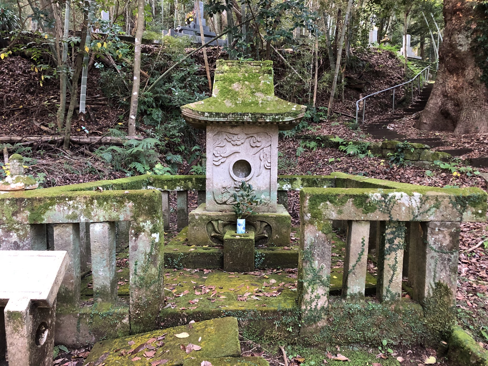 おごじょ 島津尚久公の墓 島津四兄弟の三男 境内の楠は樹齢600年と言われています 竹田神社 おごじょ 島津尚久公の墓 島津四兄弟の三男 境内の楠は樹齢600年と言われています 竹田神社